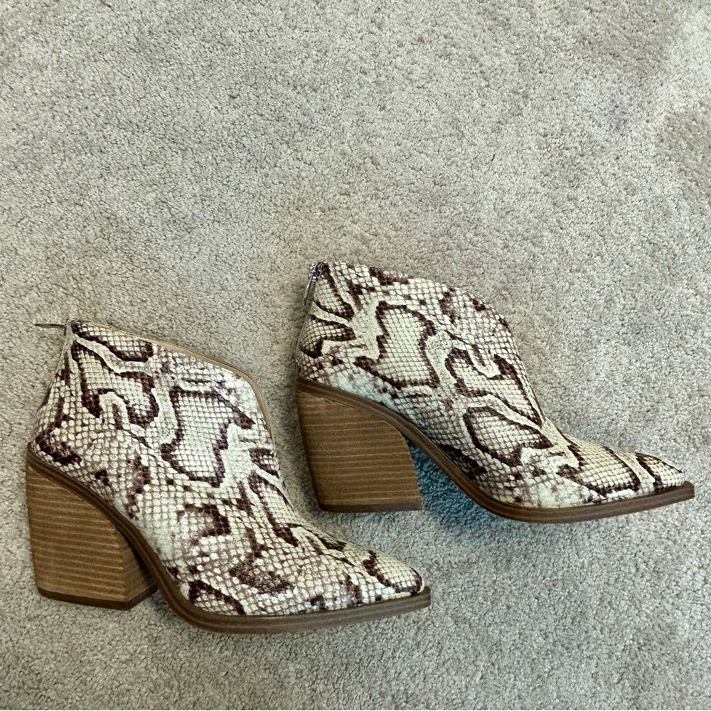 Vince camuto Ginsel snake print ankle boots animal print western leather cream